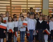 Nasi uczniowie ze szkół w Męcince i Piotrowicach przepięknie odśpiewali Hymn Polski z okazji zbliżającego się Narodowego Święta Niepodległości 11 listopada